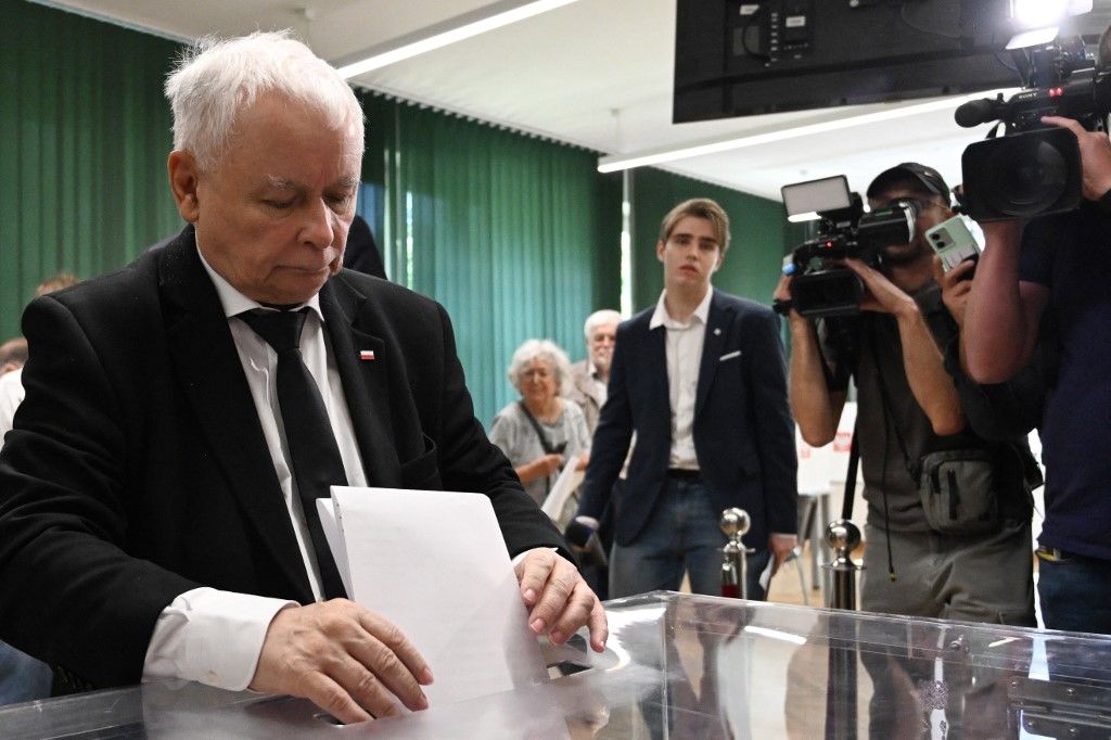 Jaroslaw Kaczynski, a legnagyobb jobboldali ellenzéki párt, a Jog és Igazságosság (PiS) vezetője, volt lengyel miniszterelnök leadja szavazatát egy szavazóhelyiségben az európai parlamenti választáson Varsóban 2024. június 9-én.