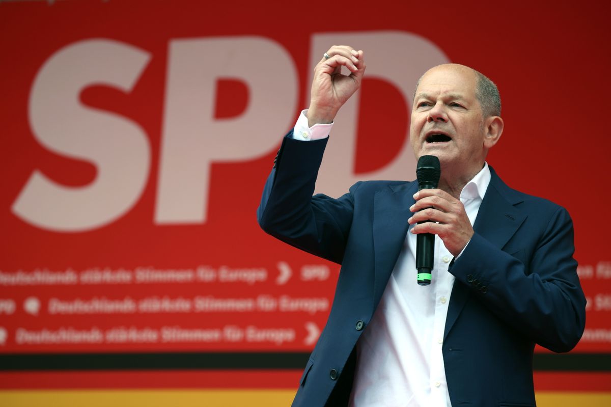 Olaf Scholz német kancellár beszél a pártja, a Német Szociáldemokrata Párt (SPD) európai parlamenti (EP-) választásra indított kampányának lipcsei rendezvényén 2024. június 1-jén. Az EP-választást június 6. és 9. között rendezik az Európai Unió tagállamaiban. (Fotó: MTI/EPA/Clemens Bilan)