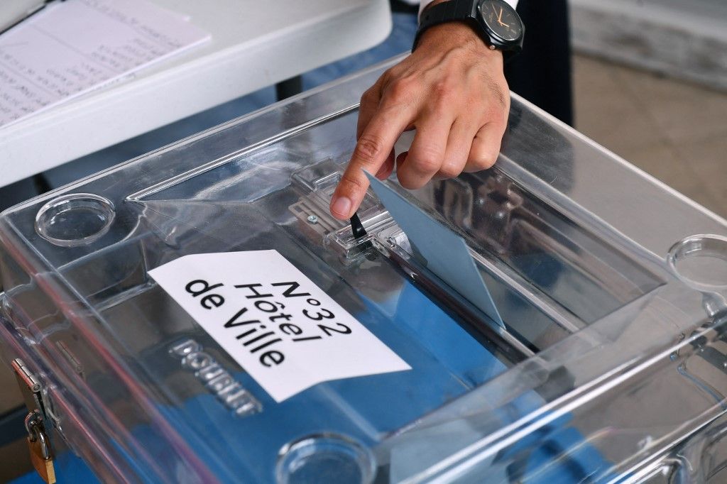 Egy választópolgár egy szavazóhelyiségben adja le voksát a délnyugat-franciaországi Pauban, 2024. június 30-án a parlamenti választások első fordulójában. (Fotó: GAIZKA IROZ / AFP)