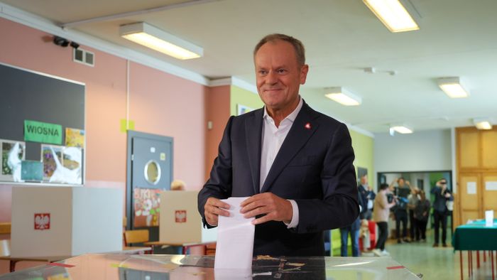 Donald Tusk lengyel miniszterelnök leadja szavazatát az európai parlamenti választásokon Varsóban 2024. június 9-én.