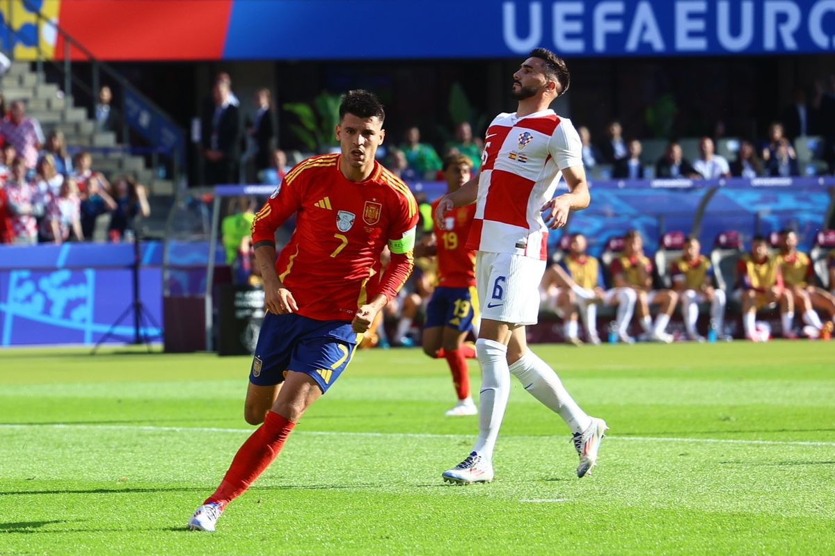 Berlin, 2024. június 15.
A spanyol Álvaro Morata (b) ünnepel, miután megszerezte csapata elsõ gólját a németországi labdarúgó Európa-bajnokság B csoportjának 1. fordulójában játszott Spanyolország Horvátország mérkõzésen a berlini Olimpiai Stadionban 2024. június 15-én. foci Eb 2024
