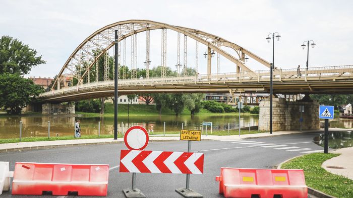 DSC_701920240603 Győr
Árvíz Győr belváros - várható jelentős mennyiségű eső miatt hét eleji elemzések szerint jelentős árhullám érkezik, Mosoni Duna, Révfalusi híd, Kossuth híd
Fotó: Csapó Balázs CSB
Kisalföld