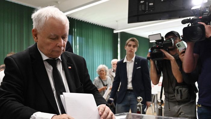 Jaroslaw Kaczynski, a legnagyobb jobboldali ellenzéki párt, a Jog és Igazságosság (PiS) vezetője, volt lengyel miniszterelnök leadja szavazatát egy szavazóhelyiségben az európai parlamenti választáson Varsóban 2024. június 9-én.