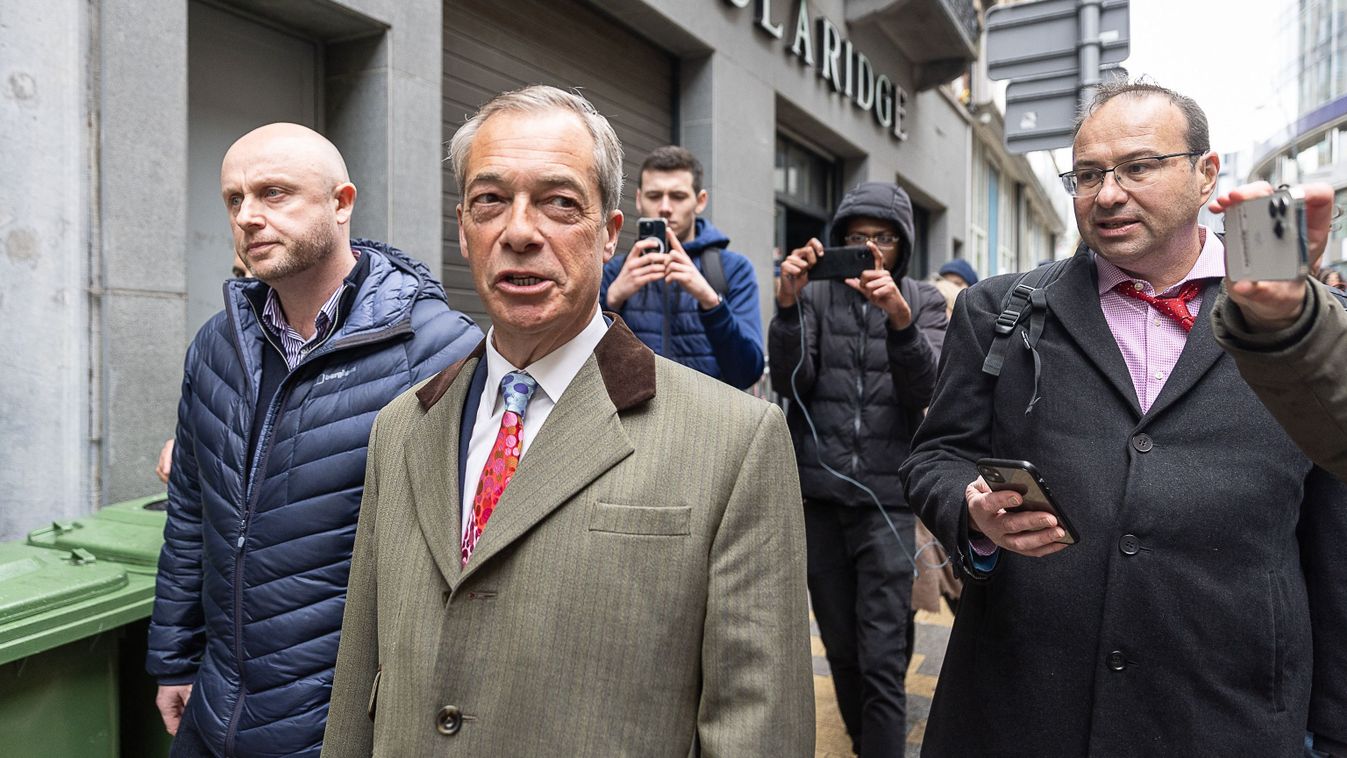 Nigel Farage felszólalásakor jelentek meg a rendőrök a brüsszeli polgármester parancsára (Fotó: AFP/JAMES ARTHUR GEKIERE)