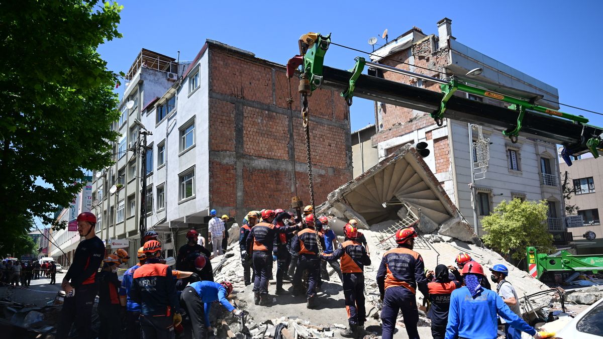 Videón a pillanat, amikor embereket temet maga alá az összeomló társasház