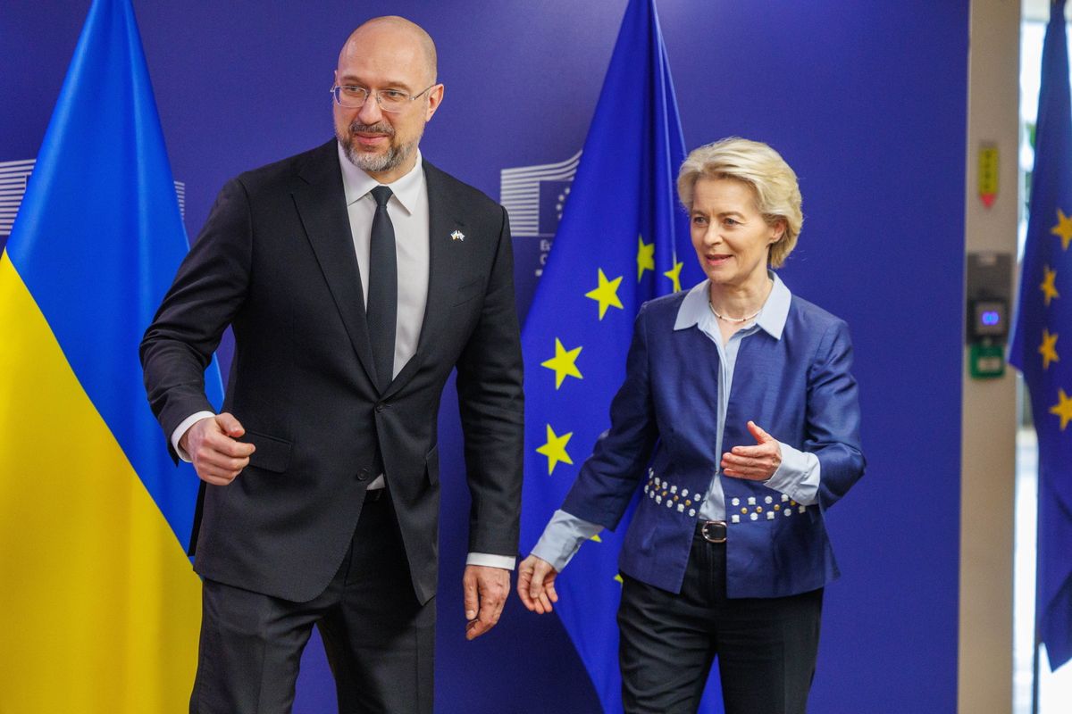 Ursula von der Leyen, az Európai Bizottság elnöke és Denisz Smihal, Ukrajna miniszterelnöke a bizottság brüsszeli székházában 2024. március 20-án