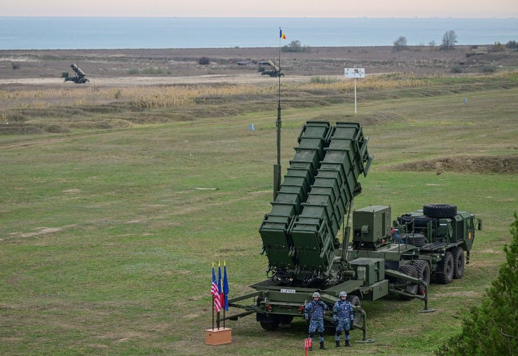 A román fegyveres erők Patriot rakétaindító rendszere hadgyakorlat közben a Fekete-tenger melletti Constanta közelében lévő Corbu melletti Capu Midia gyakorlótéren 2023. november 15-én. A NATO-tag Románia 2024. június 20-án jelentette be, hogy Patriot rakétarendszert küld Ukrajnába, hogy segítse az orosz invázió elleni harcot.