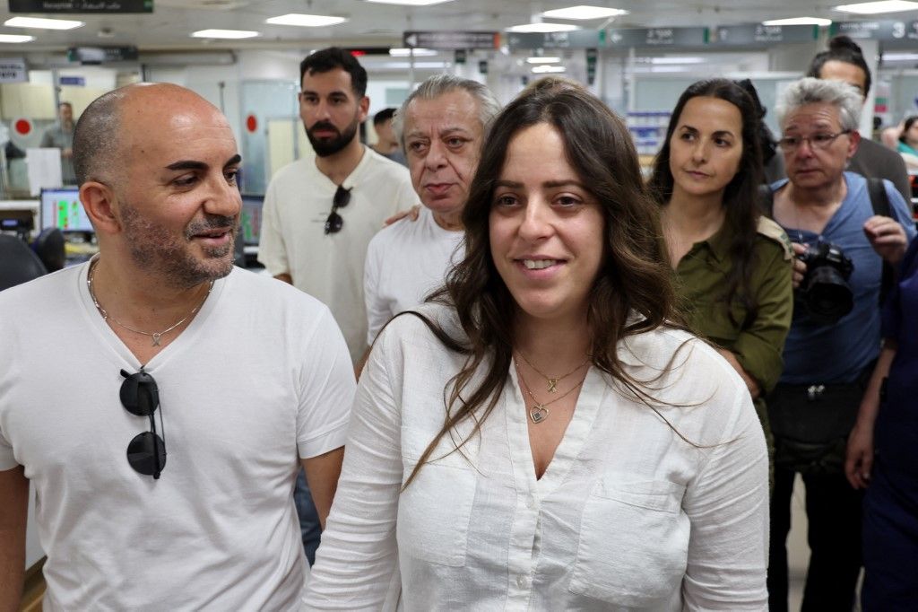 Revital, az október 7-i támadások óta a Gázai övezetben fogságból kimenekített négy izraeli túsz egyike, Shlomi Ziv nővére (C) érkezik a Sheba Tel-HaShomer egészségügyi központba, miután a túszokat átszállították oda
