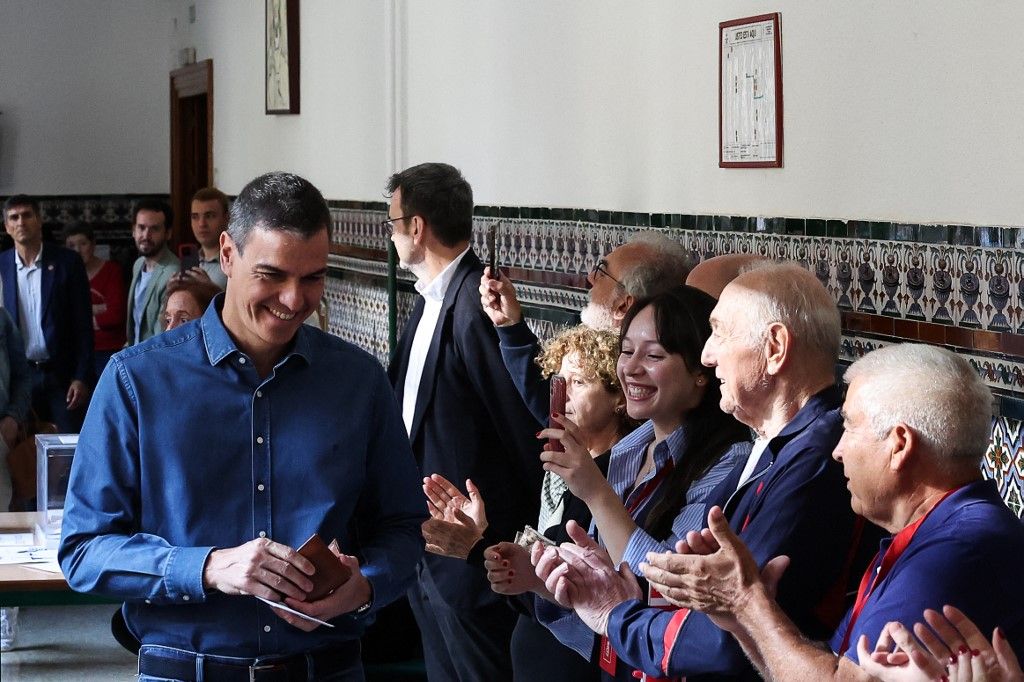 Pedro Sanchez spanyol miniszterelnök érkezik, hogy leadja szavazatát az európai parlamenti választásokon egy madridi szavazóhelyiségben 2024. június 9-én. 