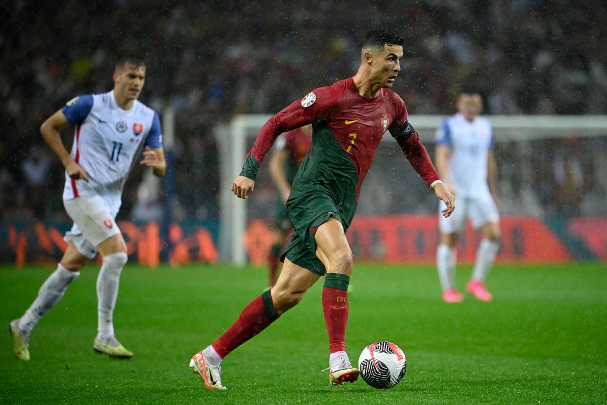 Portugal's forward #07 Cristiano Ronaldo runs with the ball during the EURO 2024 first round group A qualifying football match between Portugal and Slovakia at the Dragao stadium in Porto on October 13, 2023. (Photo by MIGUEL RIOPA / AFP) foci Eb 2024 legidősebb csapatkapitány Szoboszlai Dominik