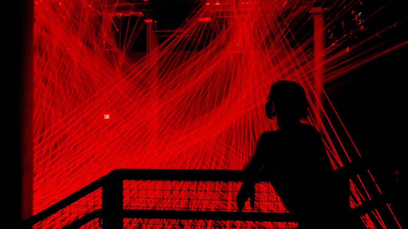 Több száz vörösen izzó óriás lézernyalábot láthatunk