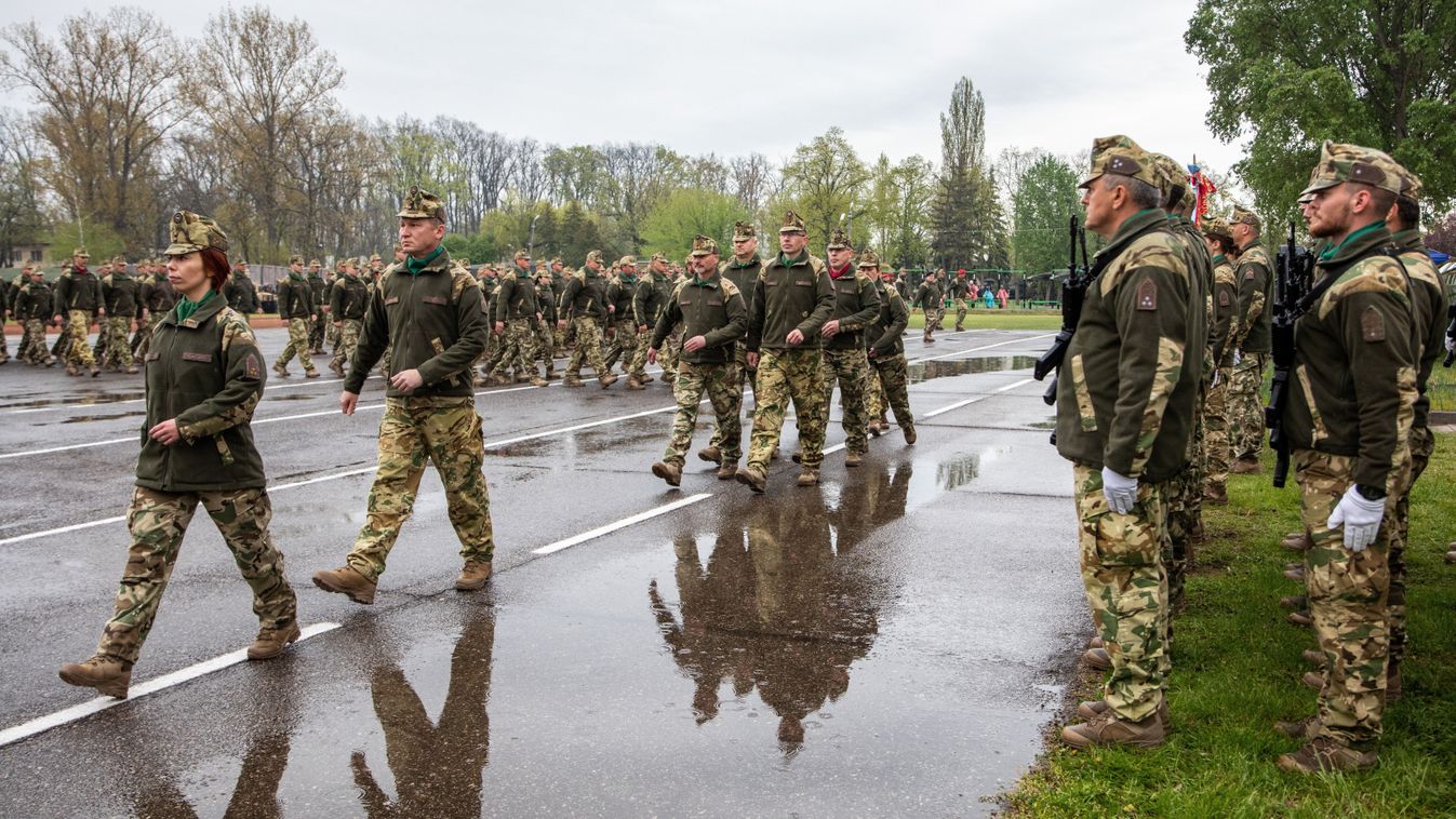Szentes, 2022. április 22.
Katonák az MH 37. II. Rákóczi Ferenc Műszaki Ezred szentesi laktanyájában megrendezett ünnepségen a műszakiak napján, 2022. április 22-én. A műszakiak napjára hagyományosan több ezren érkeznek, egykor a laktanyában szolgáló sorkatonák és tisztek, a honvédség más haderőnemeinél - így a légierőnél - szolgáló műszaki katonák és nagyon sok fiatal Szentes köznevelési intézményeiből.
MTI/Rosta Tibor

Szentes, 2022. április 22.Katonák az MH 37. II. Rákóczi Ferenc Műszaki Ezred szentesi laktanyájában megrendezett ünnepségen a műszakiak napján, 2022. április 22-én. A műszakiak napjára hagyományosan több ezren érkeznek, egykor a laktanyában szolgáló sorkatonák és tisztek, a honvédség más haderőnemeinél - így a légierőnél - szolgáló műszaki katonák és nagyon sok fiatal Szentes köznevelési intézményeiből.MTI/Rosta Tibor