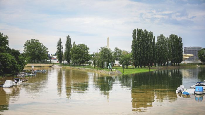 DSC_720240603 Győr
Árvíz Győr belváros - várható jelentős mennyiségű eső miatt hét eleji elemzések szerint jelentős árhullám érkezik, Mosoni Duna,
Fotó: Csapó Balázs CSB
Kisalföld015