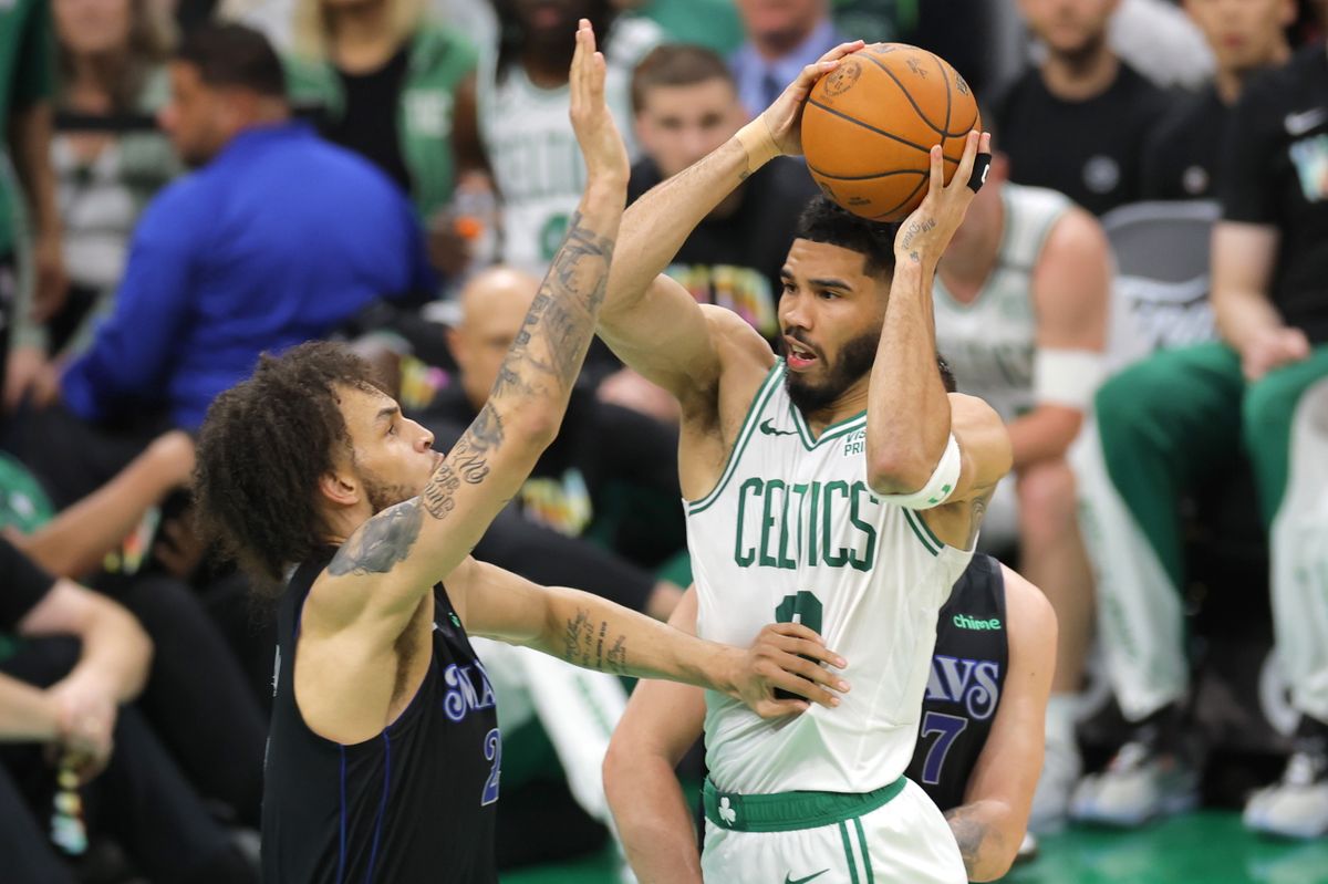 Boston, 2024. június 7.
Jayson Tatum, a Boston Celtics (j) és Dereck Lively II, a Dallas Mavericks játékosa az észak-amerikai kosárlabdaliga (NBA) nagydöntõjének elsõ mérkõzésén 2024. június 6-án. A bostoniak 107-89-re gyõztek. A négy gyõzelemig tartó párharc második találkozójára ugyancsak Bostonban kerül sor június 9-én.
