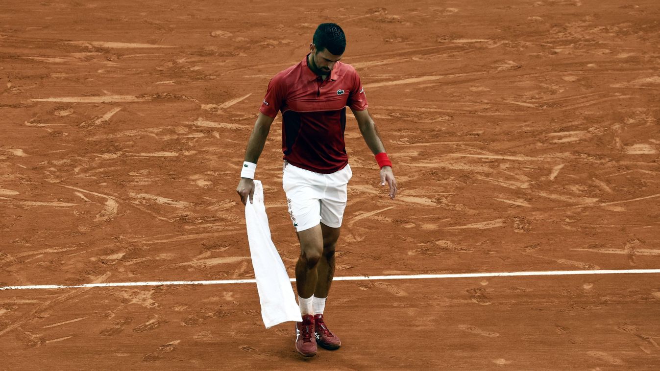 Párizs, 2024. június 3.
A szerb Novak Djokovics az argentin Francisco Cerúndolo elleni játszma közben a francia nemzetközi teniszbajnokság férfi egyesének negyedik fordulójában a párizsi Roland Garros Stadionban 2024. június 3-án.
