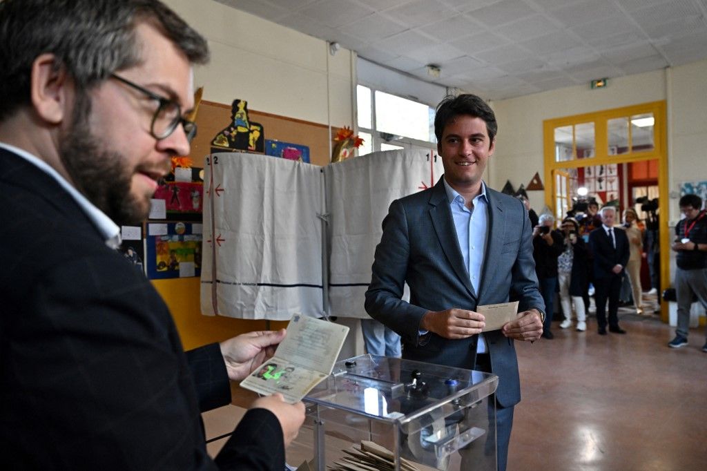 Gabriel Attal francia miniszterelnök leadja szavazatát az európai parlamenti választásokon a Párizs külvárosában lévő Vanves egyik szavazóhelyiségében 2024. június 9-én. 