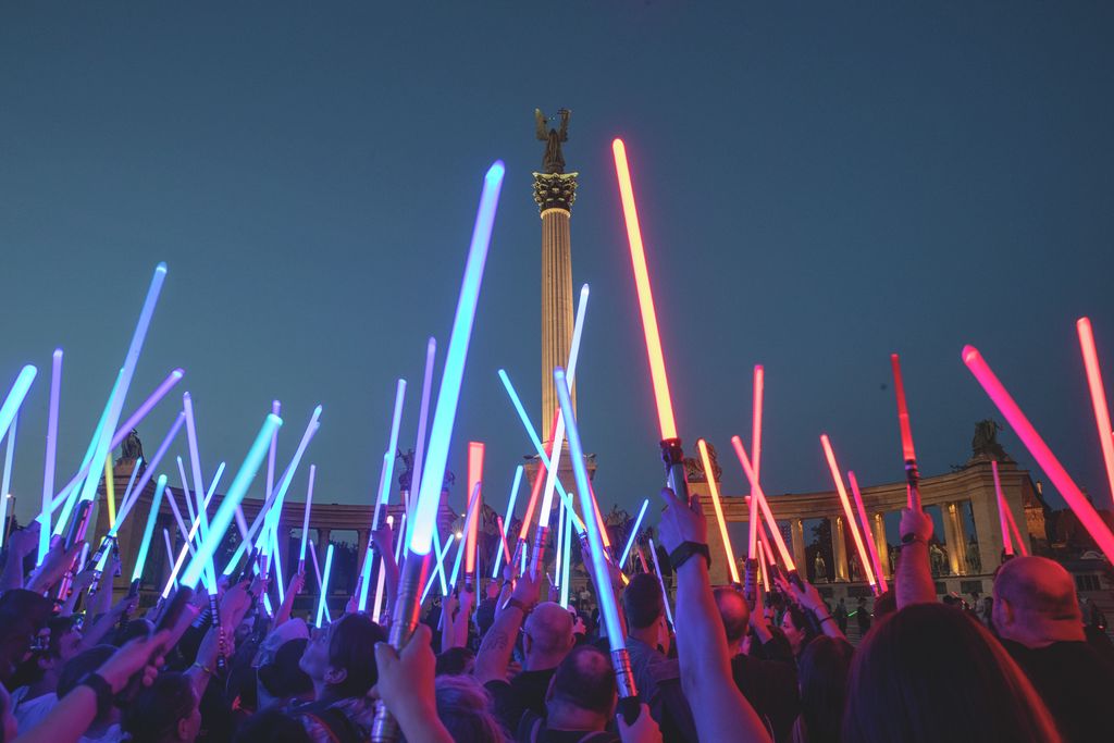 Budapest Hősök tere. Star wars lézerkard rajongók találkozója.