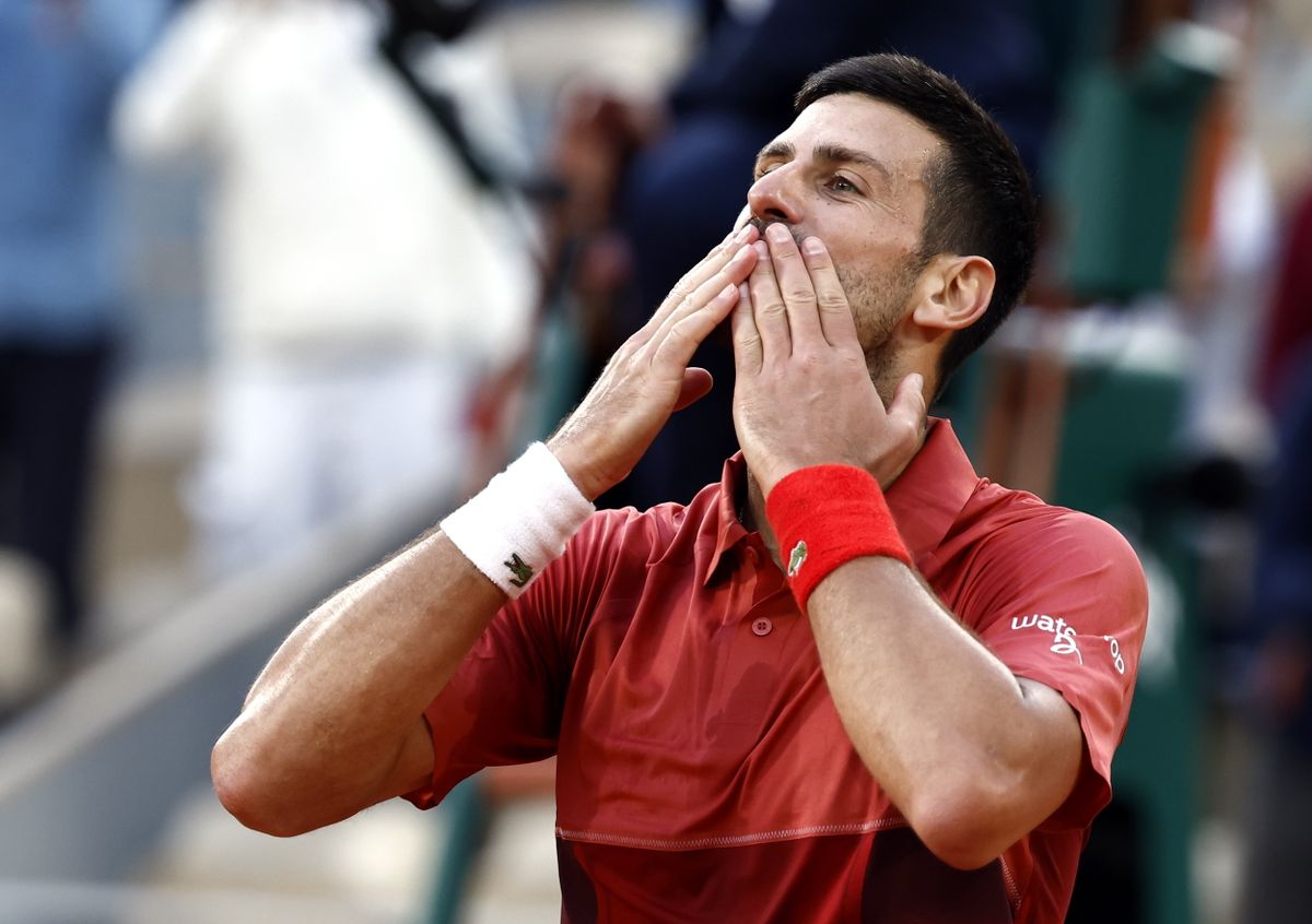 Párizs, 2024. június 3.
A címvédõ és világelsõ szerb Novak Djokovics ünnepel, miután legyõzte az argentin Francisco Cerúndolo a francia nemzetközi teniszbajnokság férfi egyesének negyedik fordulójában a párizsi Roland Garros Stadionban 2024. június 3-án.
