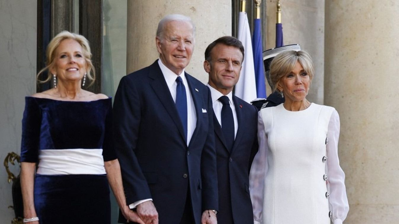 Jill Biden amerikai first lady, Joe Biden amerikai elnök, Emmanuel Macron francia elnök és felesége, Brigitte Macron érkezik az amerikai elnök franciaországi állami látogatásának részeként megrendezett hivatalos állami vacsorára az Elysée elnöki palotába Párizsban 2024. június 8-án