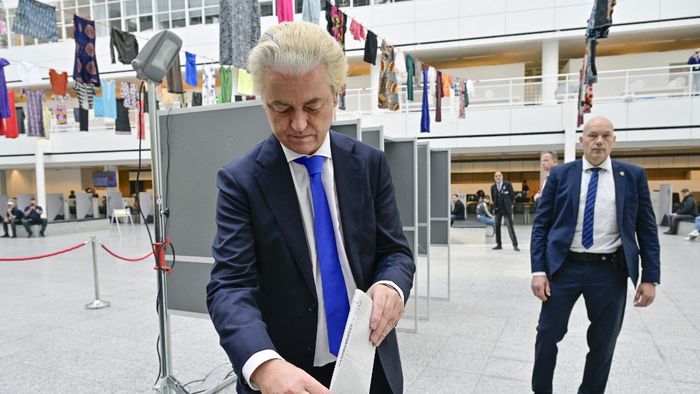 Geert Wilders, a holland jobboldali PVV Szabadságpárt vezetője leadja szavazatát az európai parlamenti választásokra egy szavazóhelyiségben Hágában 2024. június 6-án, az európai parlamenti választások első napján. 