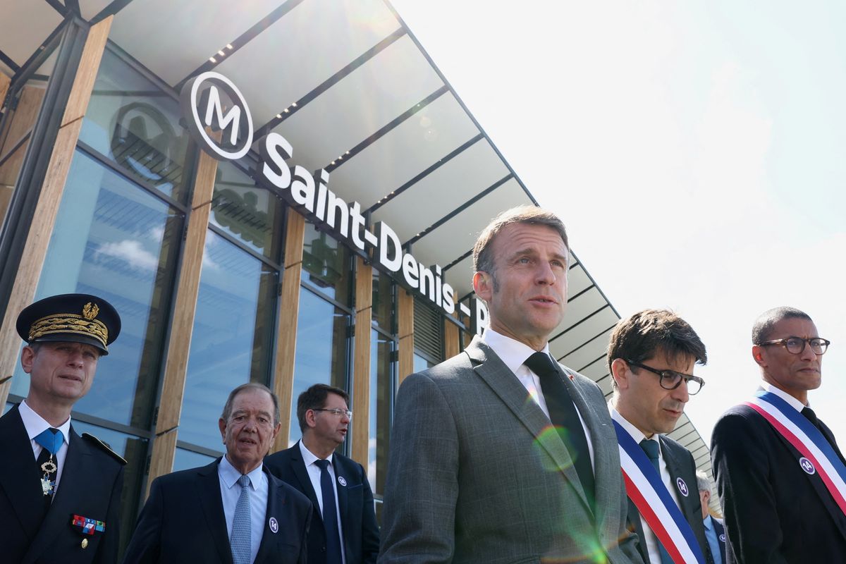 Emmanuel Macron francia elnök (k) a párizsi Saint-Denis Pleyel metróállomásnál az újonnan megépült állomás és a meghosszabbított 14-es metróvonal átadási ünnepségén 2024. június 24-én. A fővárosi metróhálózat bővítése a párizsi nyári olimpiai játékok kezdete előtt egy hónappal készült el. (Fotó: MTI/EPA/Reuters pool/Yves Herman)