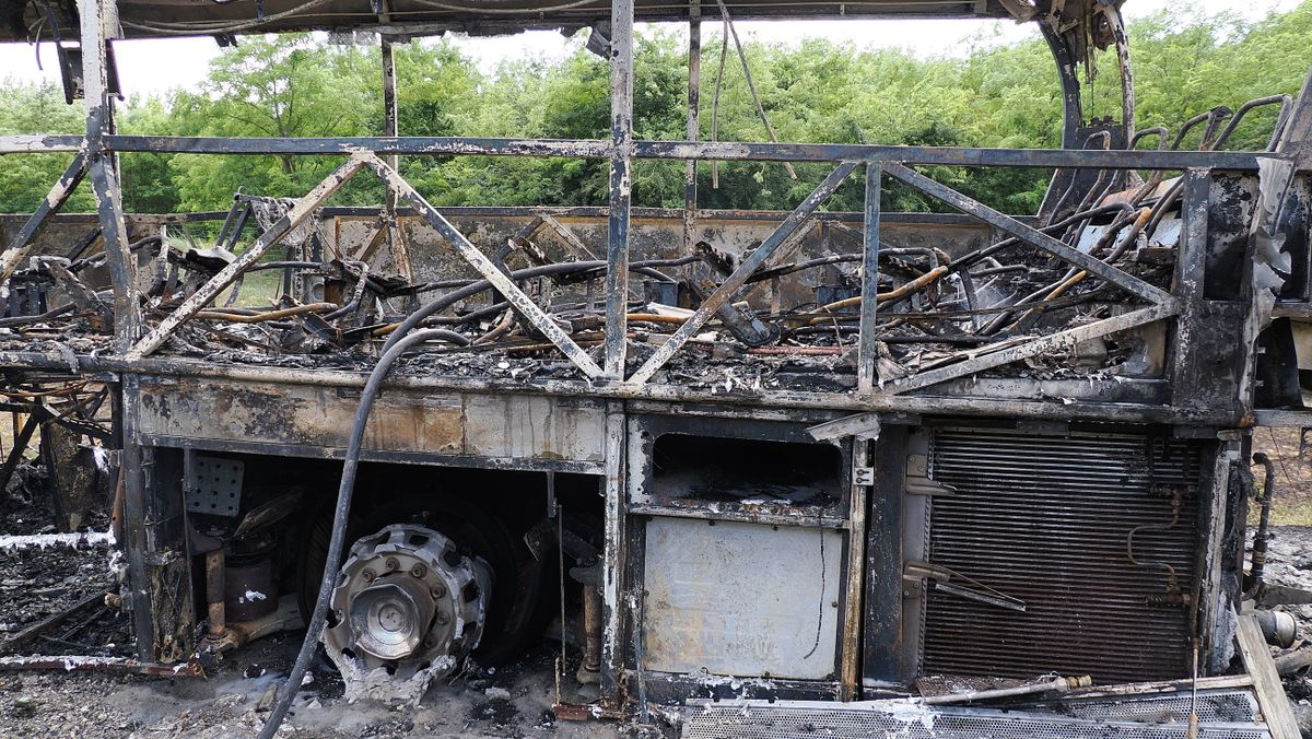 Örkény, 2024. június 28.
Kiégett autóbusz az M5-ös autópálya Szeged felé vezetõ oldalán, Örkény térségében 2024. június 28-án.