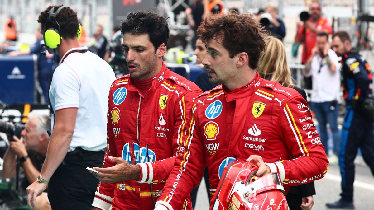 Carlos Sainz (balra) és Charles Leclerc Barcelonában