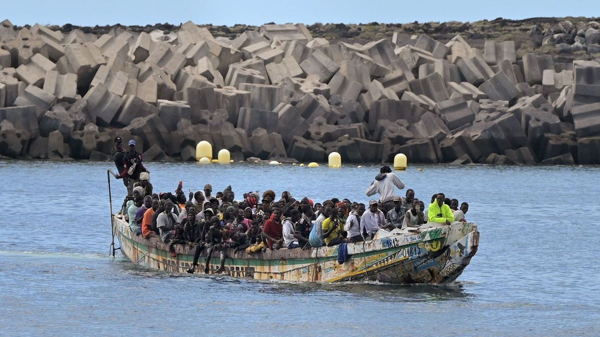 Turistahajó vett fel migránsokat a Kanári-szigetek partjainál