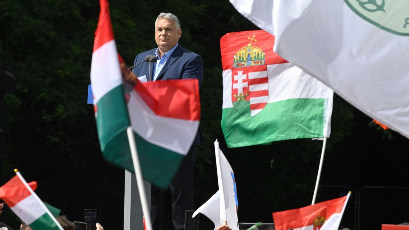 Orbán Viktor miniszterelnök beszédet mond a Civil Összefogás Fórum - Civil Összefogás Közhasznú Alapítvány (CÖF-CÖKA) Békemenetén a margitszigeti nagyréten 2024. június 1-jén