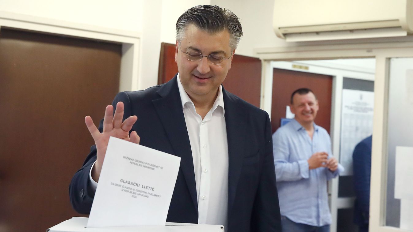 Andrej Plenkovic horvát miniszterelnök leadja szavazatát az európai parlamenti választásokon Zágrábban 2024. június 9-én 