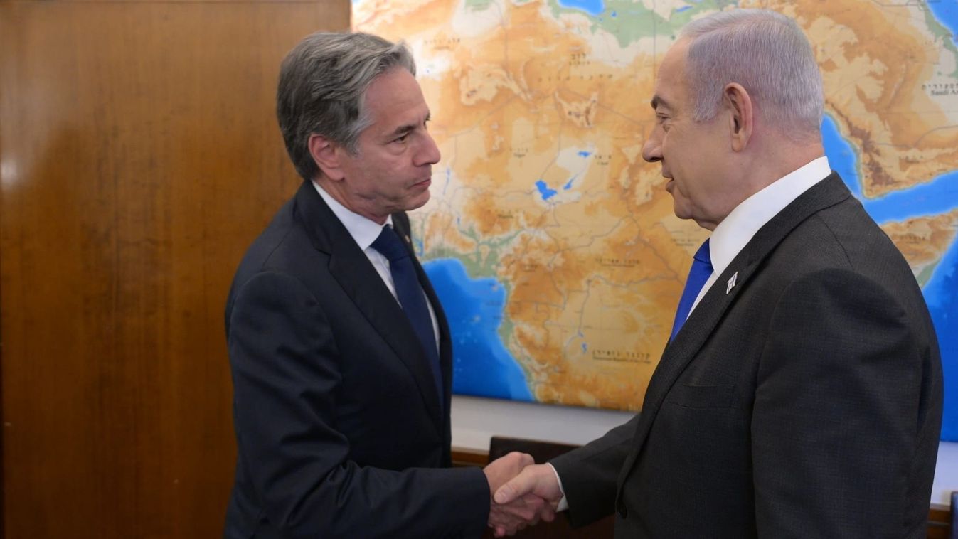 Az izraeli kormány sajtóirodájának képén Benjámin Netanjahu izraeli miniszterelnök Antony Blinken amerikai külügyminisztert fogadja Jeruzsálemben 2024. június 10-én 