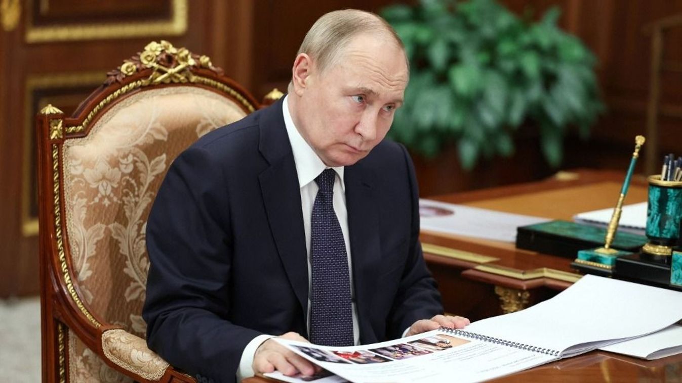 A Szputnyik orosz állami ügynökség által közreadott képen Vlagyimir Putyin orosz elnök a gyermekek jogaiért felelős orosz elnöki biztossal találkozik Moszkvában 2024. május 31-én. 