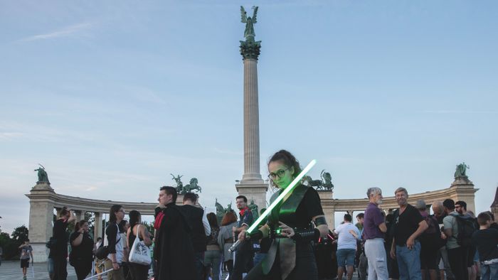 Budapest Hősök tere. Star wars lézerkard rajongók találkozója.