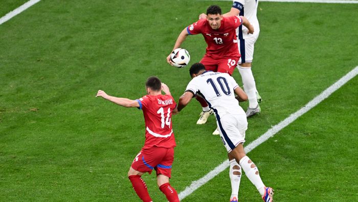 Euro 2024: Serbia - England
16 June 2024, North Rhine-Westphalia, Gelsenkirchen: Soccer, UEFA Euro 2024, European Championship, Serbia - England, preliminary round, Group C, match day 1, Arena auf Schalke, England's Jude Bellingham (r) scores the goal with his head to make it 0:1. Photo: David Inderlied/dpa (Photo by David Inderlied / DPA / dpa Picture-Alliance via AFP)