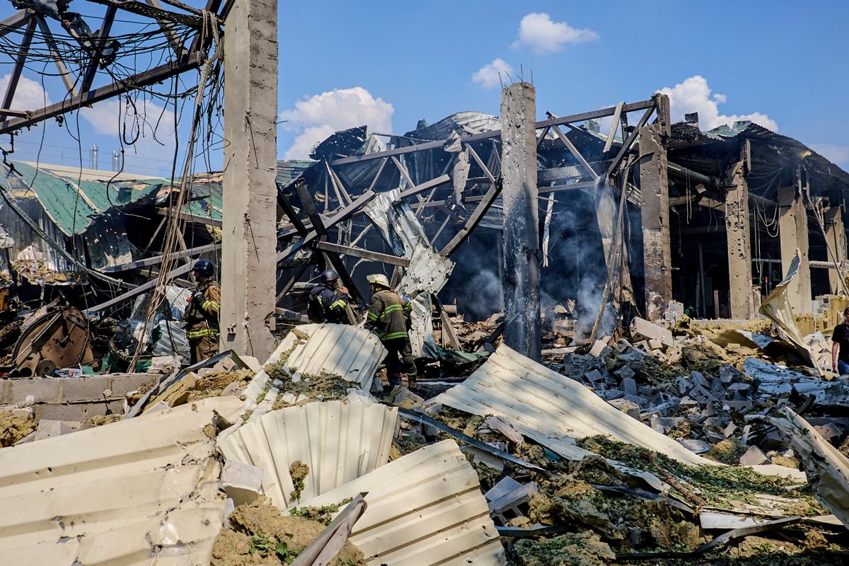 Romok között tűzoltók Harkivban 2024. május 23-án, miután orosz rakétatalálat ért egy nyomdát a kelet-ukrajnai városban. Ukrán források szerint hét ember életét vesztete, tizenhat megsebesült Harkivban. (Fotó: MTI/EPA/Szergej Kozlov)