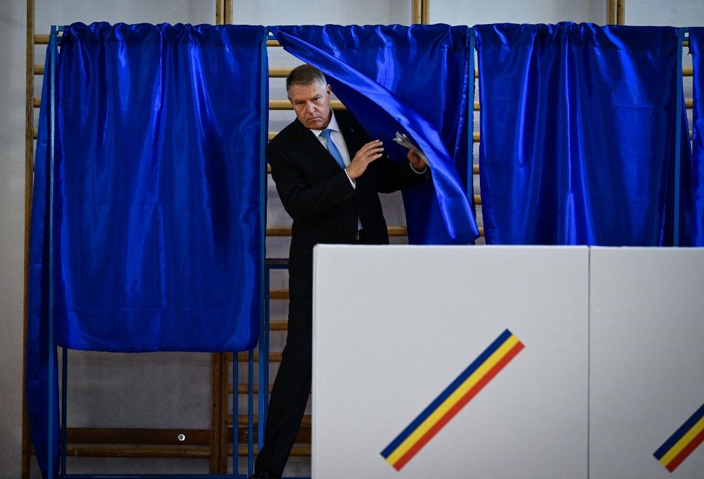 Klaus Iohannis román elnök kilép a szavazófülkéből, mielőtt leadja szavazatát az európai parlamenti választásokon egy szavazóhelyiségben Bukarestben, 2024. június 9-én. 