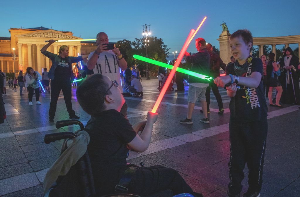 Budapest Hősök tere. Star wars lézerkard rajongók találkozója.