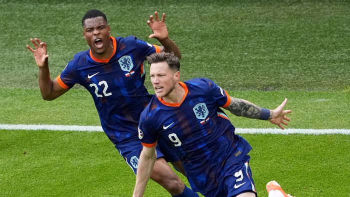 Euro 2024: Poland - Netherlands
16 June 2024, Hamburg: Soccer: European Championship, Poland - Netherlands, preliminary round, group D, match day 1, Volksparkstadion Hamburg, Wout Weghorst (M) of the Netherlands celebrates with Denzel Dumfries (l) after his goal for 1:2. Photo: Marcus Brandt/dpa (Photo by MARCUS BRANDT / DPA / dpa Picture-Alliance via AFP)