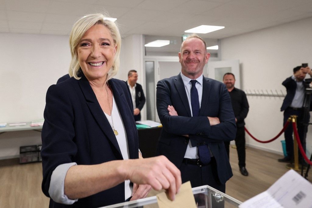 Marine Le Pen a Nemzeti Tömörülés elnöke, a nemzetgyűlés tagja leadja szavazatát 2024. június 9-én az észak-franciaországi Henin-Beaumont egyik szavazóhelyiségében.