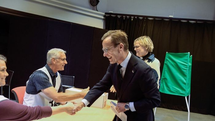 Ulf Kristersson svéd miniszterelnök és felesége, Birgitta Ed szavaz az európai parlamenti választáson a svédországi Strangnas városában lévő szavazóhelyiségben 2024. június 9-én. 