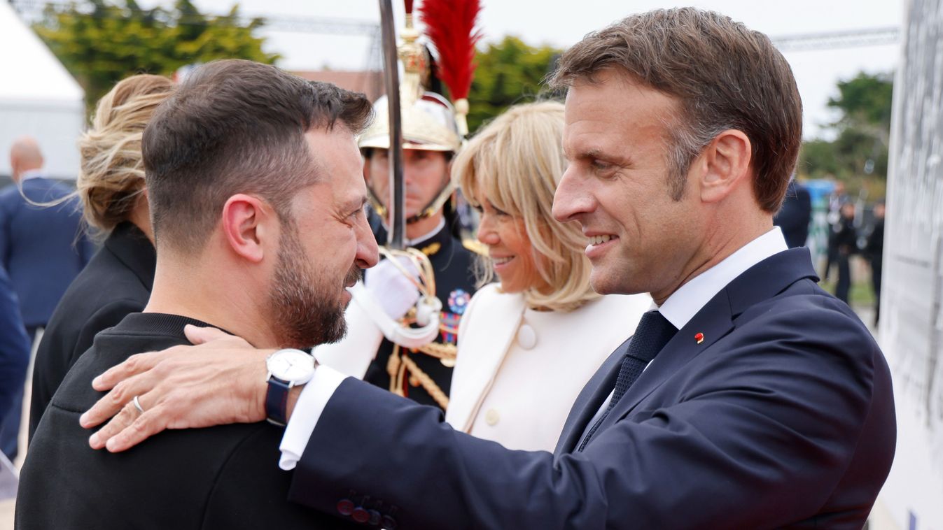 Emmanuel Macron francia államfő üdvözli Volodimir Zelenszkij ukrán államfőt 