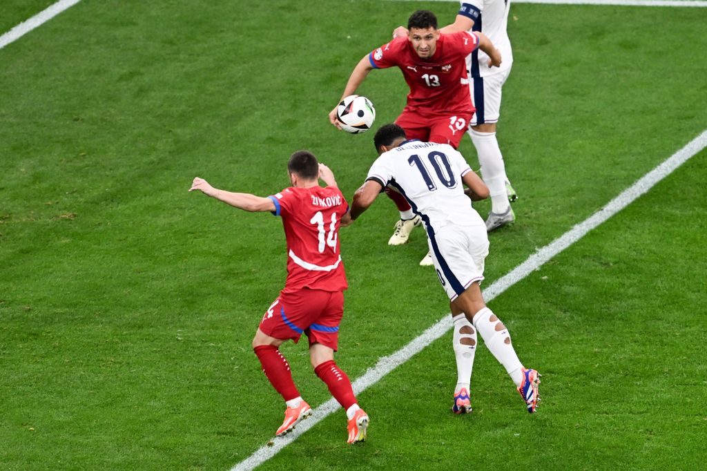 Euro 2024: Serbia - England
16 June 2024, North Rhine-Westphalia, Gelsenkirchen: Soccer, UEFA Euro 2024, European Championship, Serbia - England, preliminary round, Group C, match day 1, Arena auf Schalke, England's Jude Bellingham (r) scores the goal with his head to make it 0:1. Photo: David Inderlied/dpa (Photo by David Inderlied / DPA / dpa Picture-Alliance via AFP)