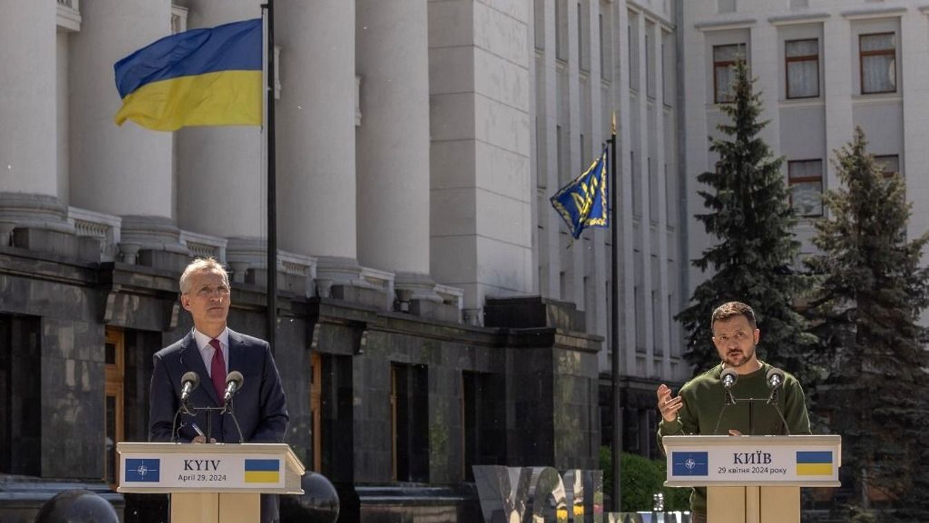 Jens Stoltenberg NATO-főtitkár és Volodimir Zelenszkij ukrán elnök közös sajtótájékoztatón Kijevben 2024. április 29-én, az ukrajnai orosz invázió közepette.