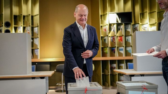 Olaf Scholz német kancellár, a Szociáldemokrata Párt (SPD) képviselője leadja szavazatát az európai parlamenti választásokon egy szavazóhelyiségben a kelet-németországi Potsdamban 2024. június 9-én.