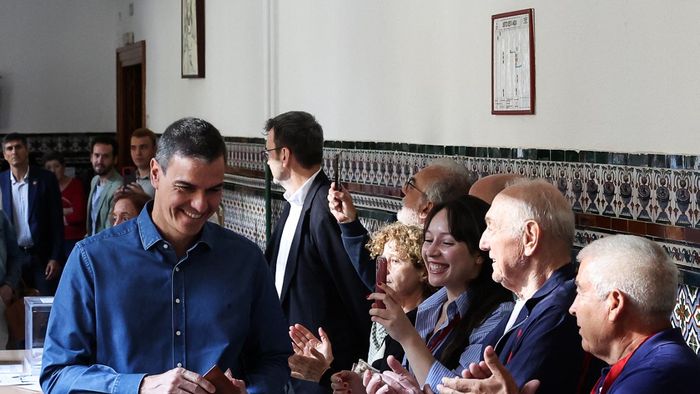 Pedro Sanchez spanyol miniszterelnök érkezik, hogy leadja szavazatát az európai parlamenti választásokon egy madridi szavazóhelyiségben 2024. június 9-én. 