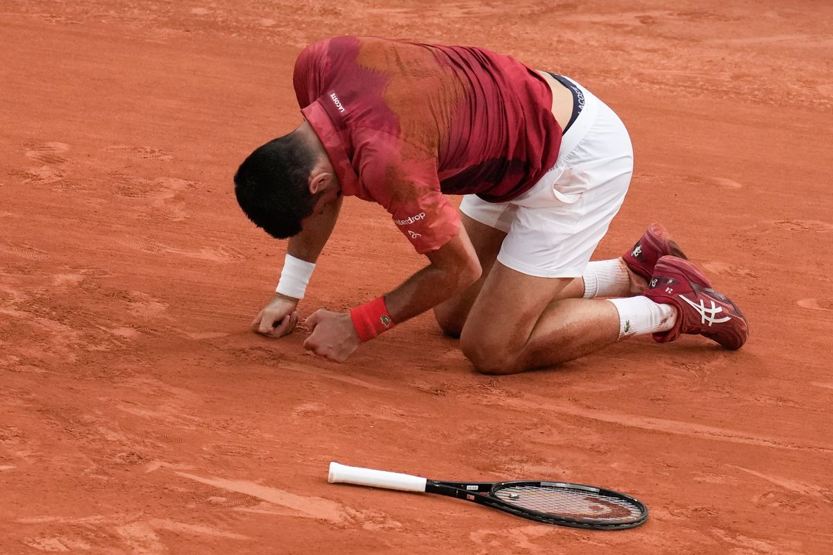 Párizs, 2024. június 3.
A szerb Novak Djokovics a földön térdepel az argentin Francisco Cerúndolo elleni játszma közben a francia nemzetközi teniszbajnokság férfi egyesének negyedik fordulójában a párizsi Roland Garros Stadionban 2024. június 3-án.
