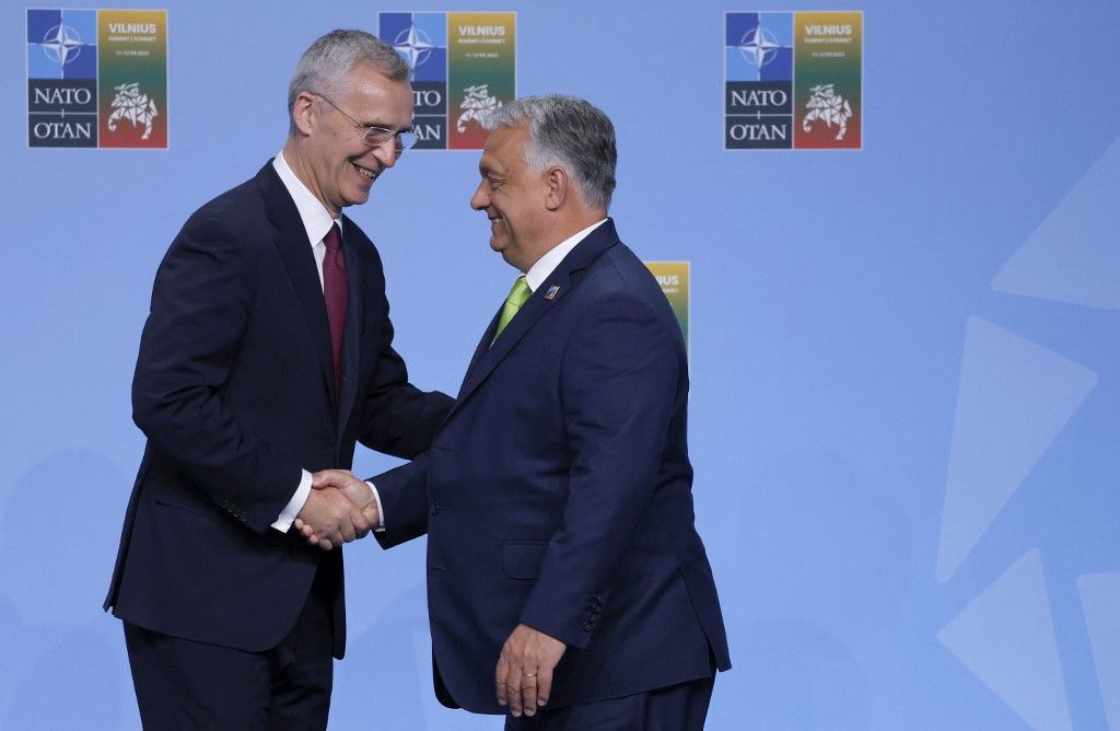 Jens Stoltenberg (b) NATO-főtitkár kezet fog Orbán Viktor Magyarország miniszterelnökével, amikor a 2023. július 11-i vilniusi NATO-csúcsra érkezik. (Fotó: AFP/Odd ANDERSEN)
