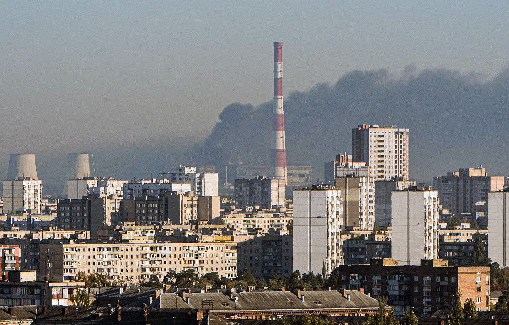 Füst száll fel az orosz csapatok által a CHP ellen végrehajtott rakétatámadás helyszínén a főváros, Kijev, Ukrajna fővárosa, Kijev Deszjanszkij kerületében. (Fotó:NurPhoto/AFP/Yevhen Kotenko)