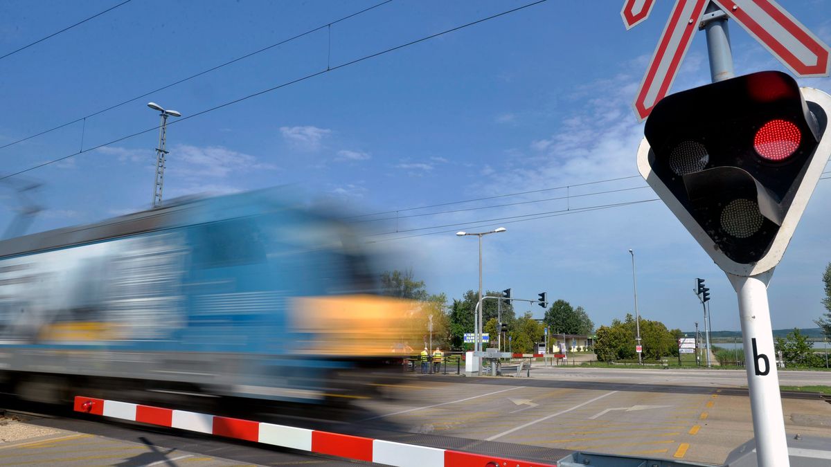Csaknem száz, vasúti kocsikon szelfiző fiatal szenvedett súlyos áramütést