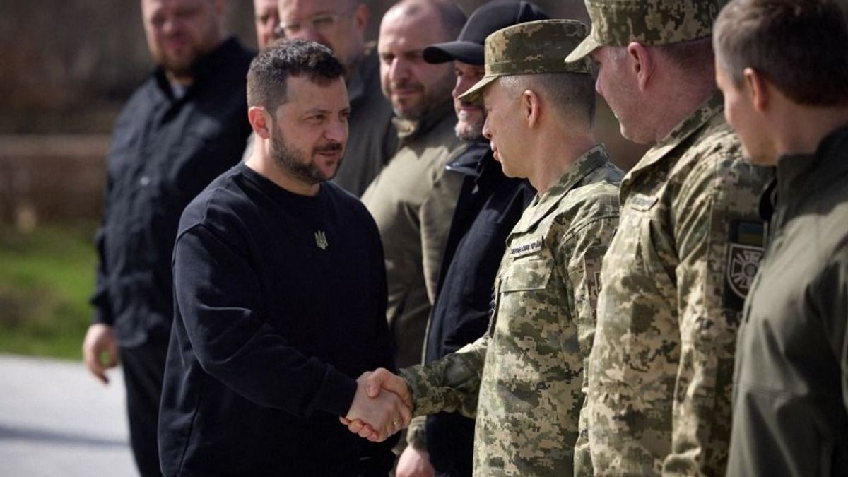Kevés a katona: az ukrán fegyveres erőknek engedélyezték a korábbi dezertőrök frontra küldését + videó
